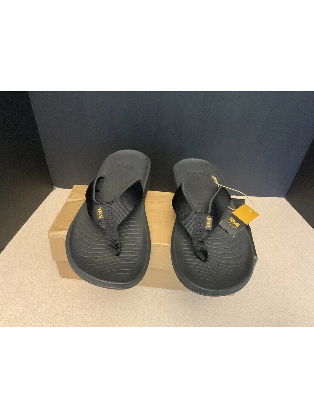 New! Mens Teva Hurricane Black Sandals/Flip-Flops. Size 11. Nice!!!